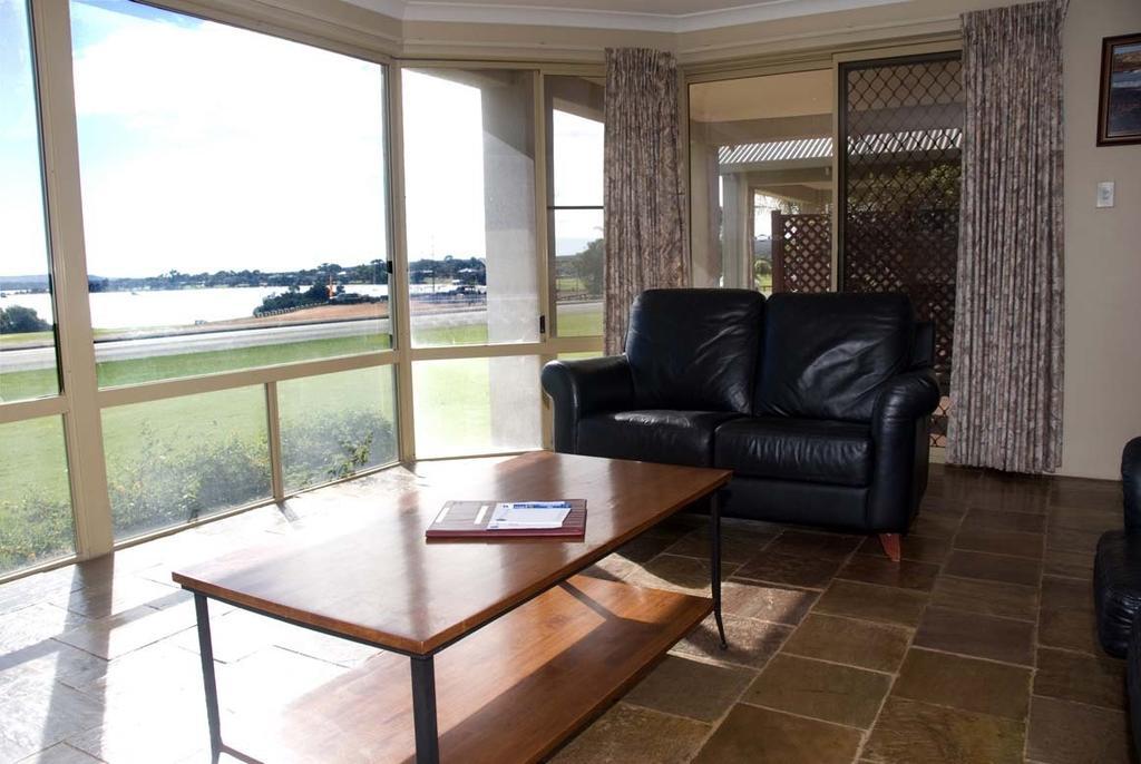 Pelican Shore Oceanfront Villa 6 칼바리 객실 사진