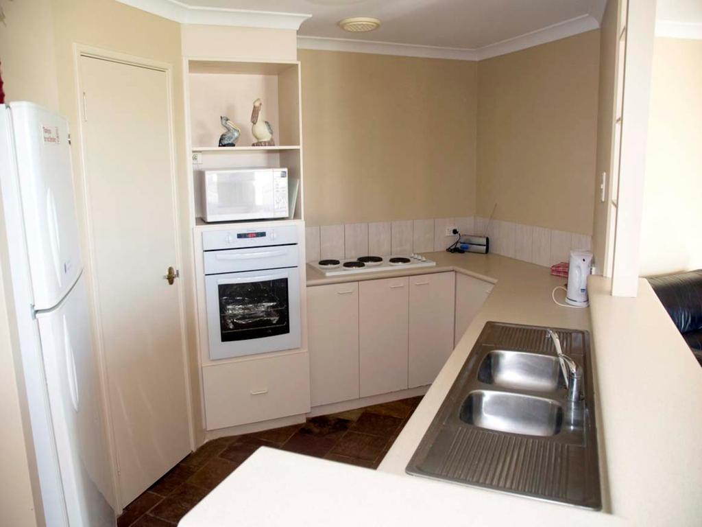 Pelican Shore Oceanfront Villa 6 칼바리 객실 사진