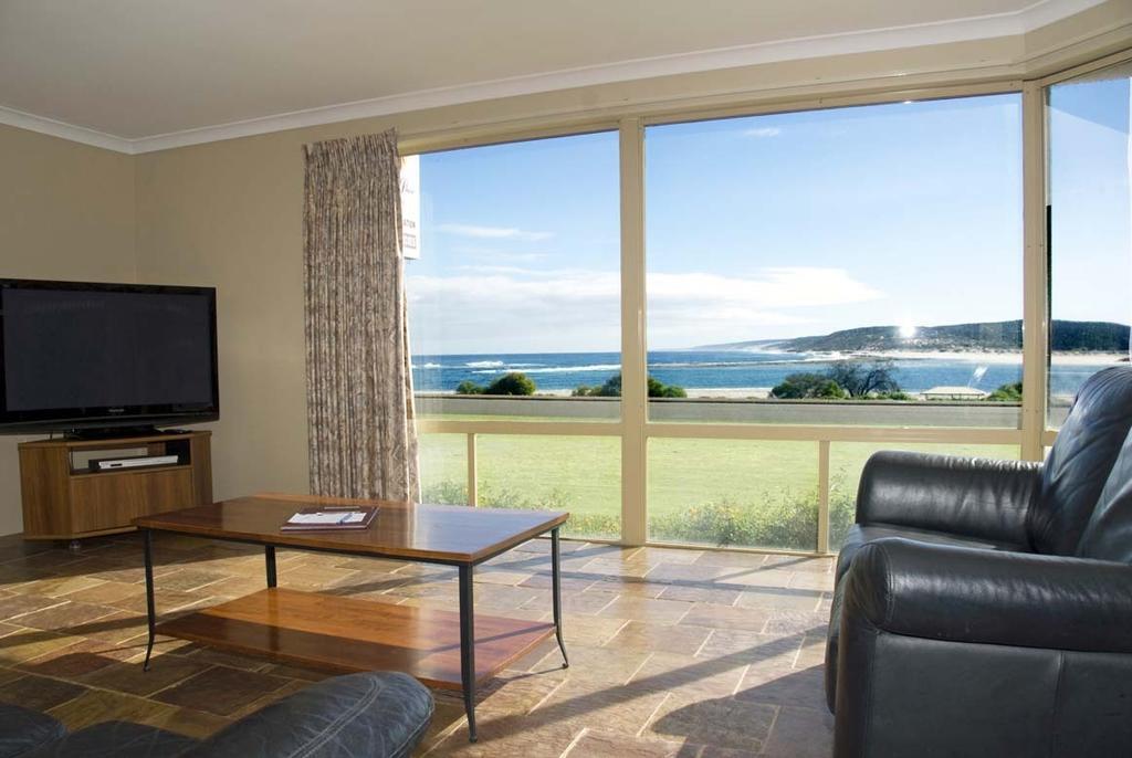 Pelican Shore Oceanfront Villa 6 칼바리 객실 사진