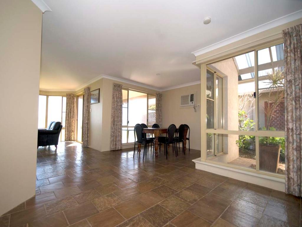 Pelican Shore Oceanfront Villa 6 칼바리 객실 사진